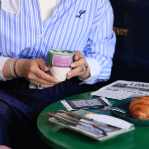 كوب "وضحكت لي شفقةٍ مثل الشفق.."